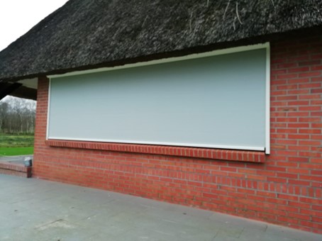 Zip-screen voor een raam van een woning