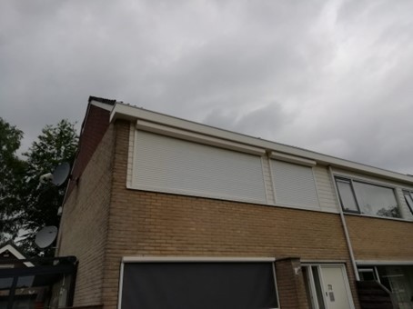 Rolluik voor het raam van een woning