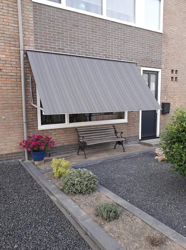Uitvalscherm boven een raam tegen de zon