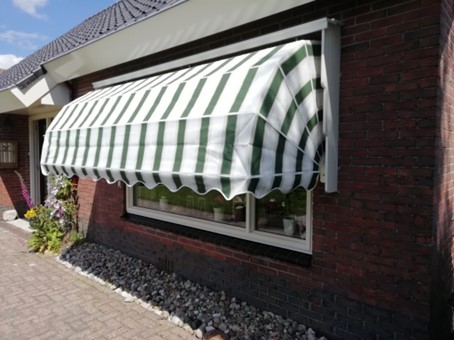 Markies boven een raam