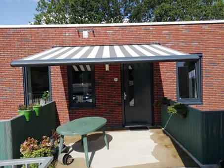 Knikarmscherm bij een woning