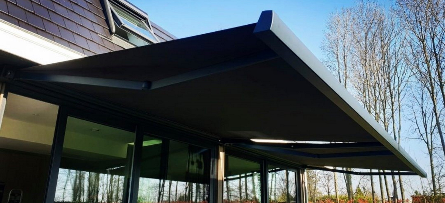 Buitenzonwering gemonteerd aan een woning door Kuipers Zonwering